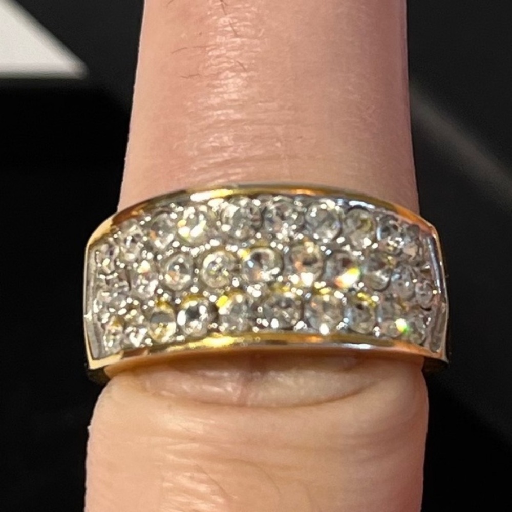New Fifth Avenue Austrian Crystal and Gold Ring. Nickel & Lead free. Size 6
